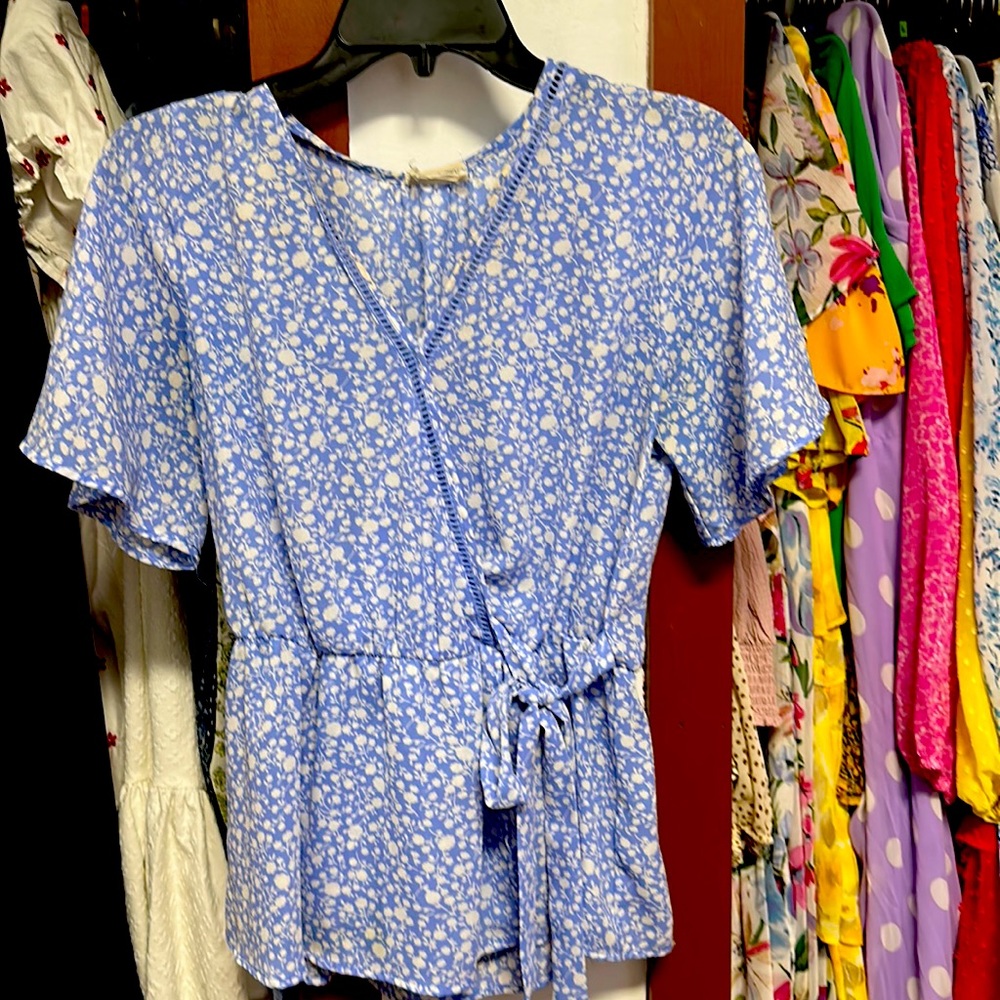 Sienna Sky blue floral, size medium, short sleeve top